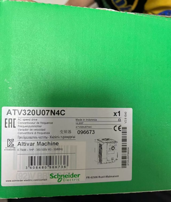 New In Box SCHNEIDER ATV320U07N4C Variable Speed Drive 400V 0.75kW